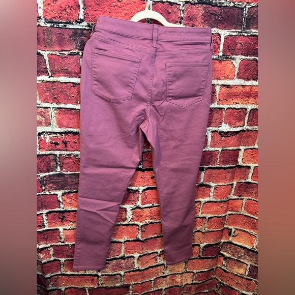 Like New St. John’s Bay Skinny Pants Size 12 Item #PHK1977 Waist 34” Inseam 29” - Picture 2 of 5